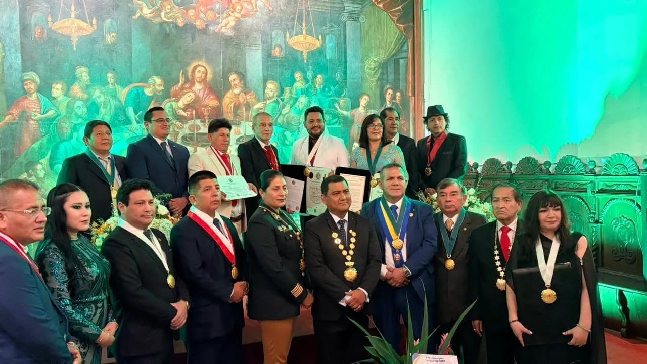 Grupo de asistentes en una ceremonia institucional.